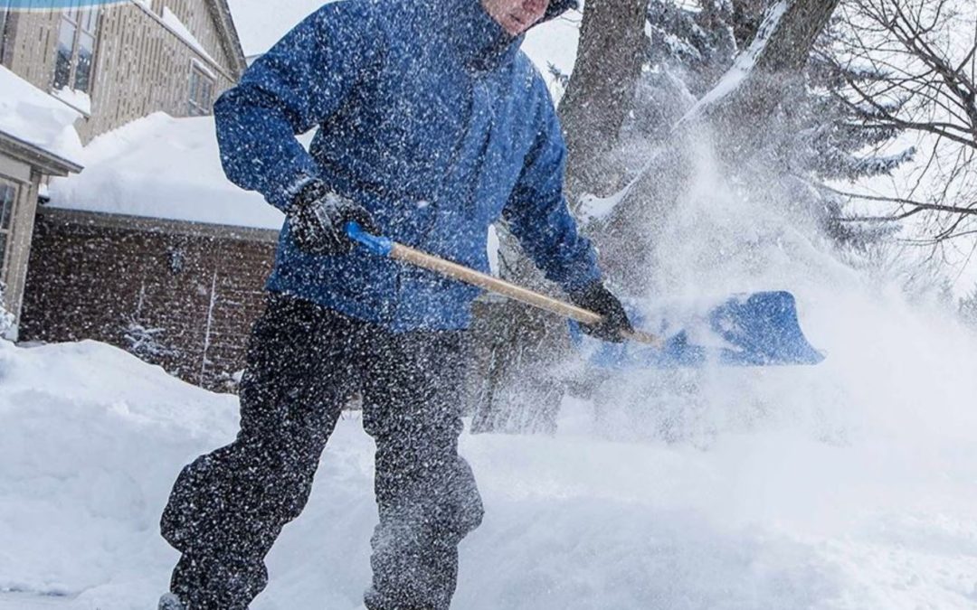 Trucs pour pelleter de la neige sans se blesser cet hiver